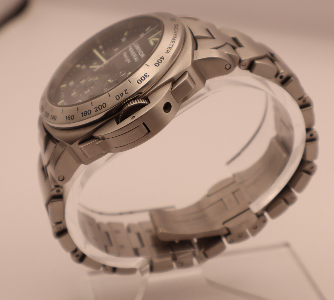 Panerai PAM236 Luminor Chrono Daylight Crown