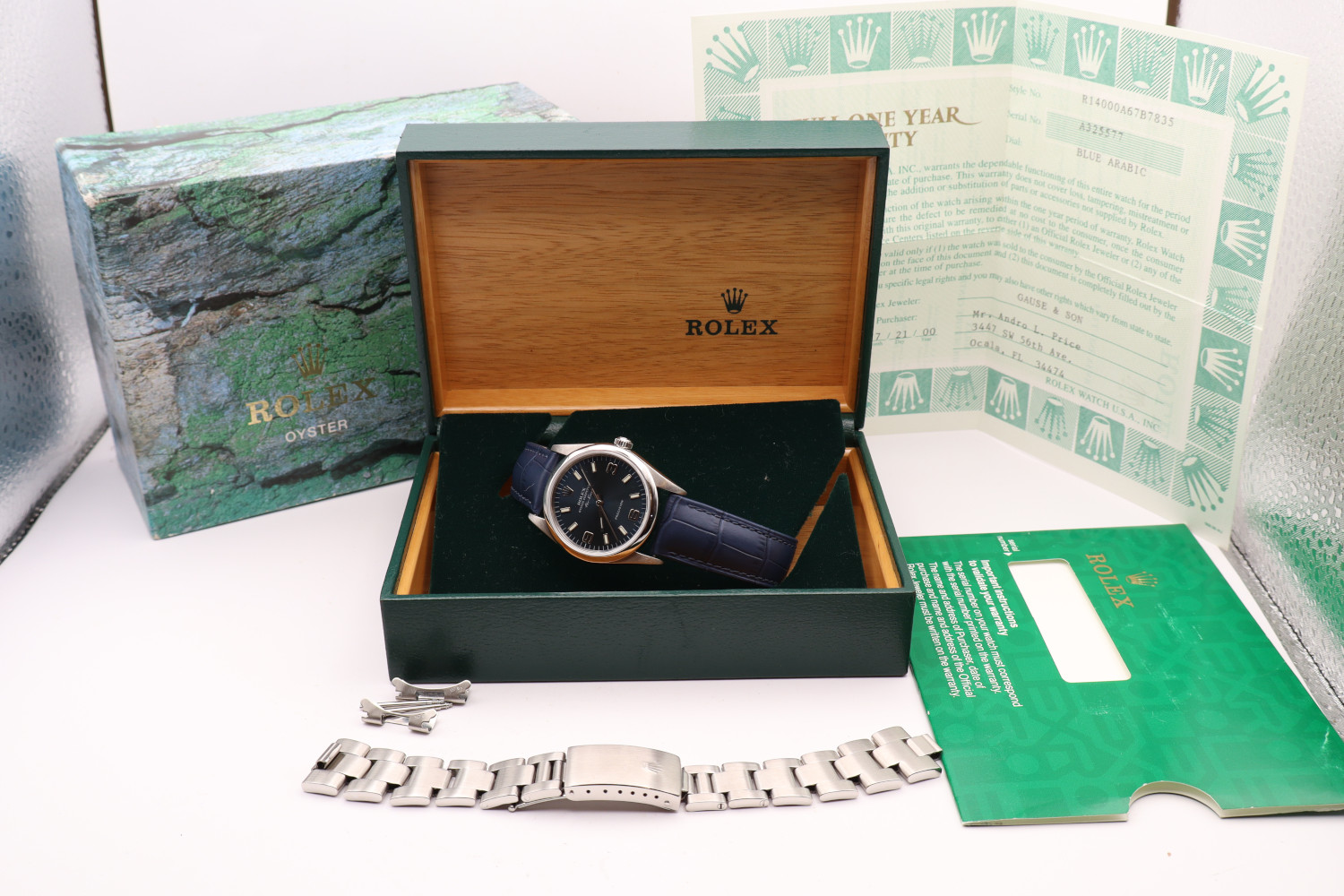 Rolex Airking Ref 5500 comes as a complete set with original bracelet on a leather strap
